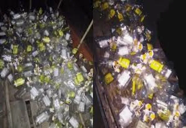  চিত্রা নদীতে ভাসছে টিসিবির তেলের খালি বোতল