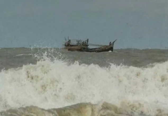 সাগরে ভাসছে ৫০০ রোহিঙ্গা