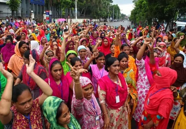 ছাঁটাইয়ের প্রতিবাদে আশুলিয়ায় পোশাক শ্রমিকদের বিক্ষোভ
