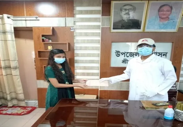 এবার মাগুরার শ্রীপুরে বৃত্তি ও টিফিনের জমানো টাকা ইউএনও'র হাতে তুলে দিলেন ৭ম শ্রেনীর ছাত্রী