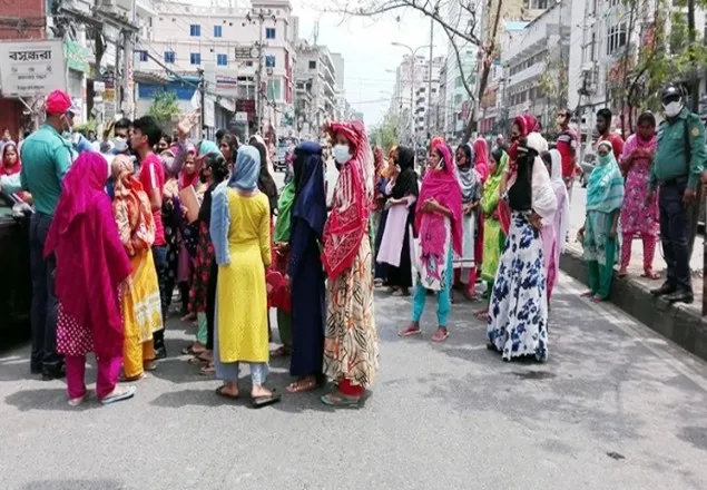 বকেয়া বেতনের দাবিতে মালিবাগে সড়ক অবরোধ
