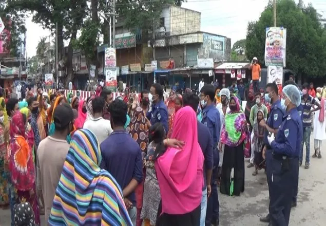 ঝিনাইদহে ত্রাণের দাবিতে ইউপি চেয়ারম্যানের বিরুদ্ধে বিক্ষোভ ও সড়ক অবরোধ