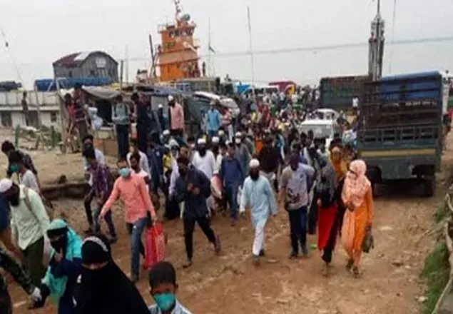 শিমুলিয়া-কাঁঠালবাড়ি নৌরুটে ঢাকামুখী শ্রমিকদের ভিড়