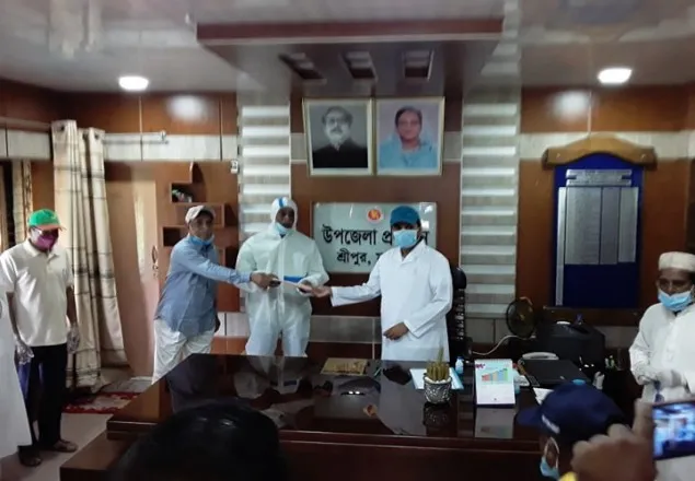 প্রধানমন্ত্রীর ত্রান তহবিলে নগদ অর্থ প্রদান করলো শ্রীপুর মুক্তিযোদ্ধা সংসদ