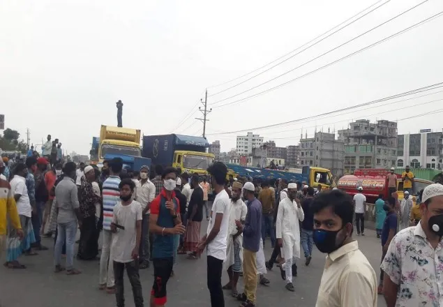 ত্রাণের দাবিতে নারায়ণগঞ্জে পরিবহন শ্রমিকদের সড়ক অবরোধ