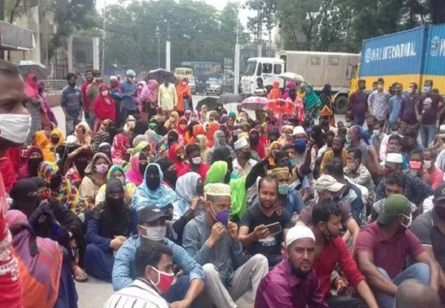 বকেয়া বেতনের দাবিতে আশুলিয়ায় পোশাক শ্রমিকদের বিক্ষোভ