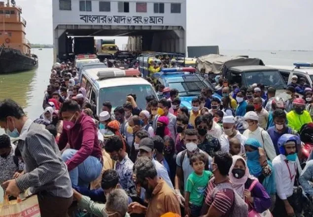 পদ্মা পাড়ি দিচ্ছে হাজার হাজার শ্রমিক