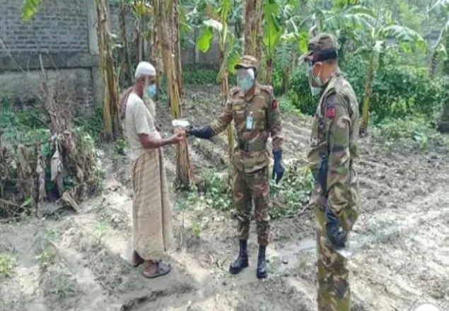 করোনা সংকট মোকাবেলায় কৃষকদের মাঝে সেনাবাহিনীর কৃষি বীজ বিতরণ