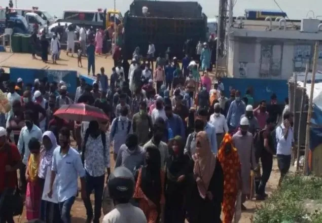 আজও শিমুলিয়া ঘাটে গার্মেন্টস কর্মীদের ঢল