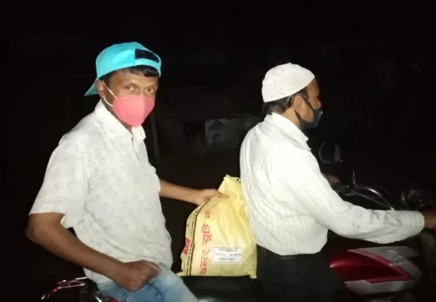 মাগুরার শালিখায় বাড়ী বাড়ী ত্রাণ নিয়ে ছুটে যাচ্ছেন সাংবাদিক নওয়াব আলী