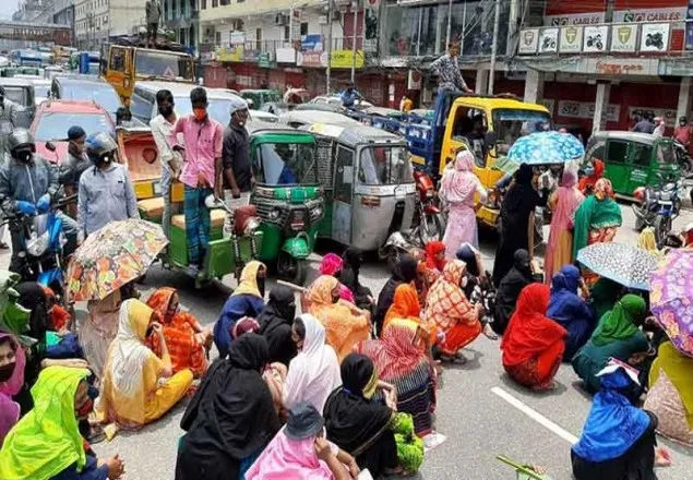 বনানীতে পোশাক শ্রমিকদের অবরোধ, বেতন-ভাতা দাবি 