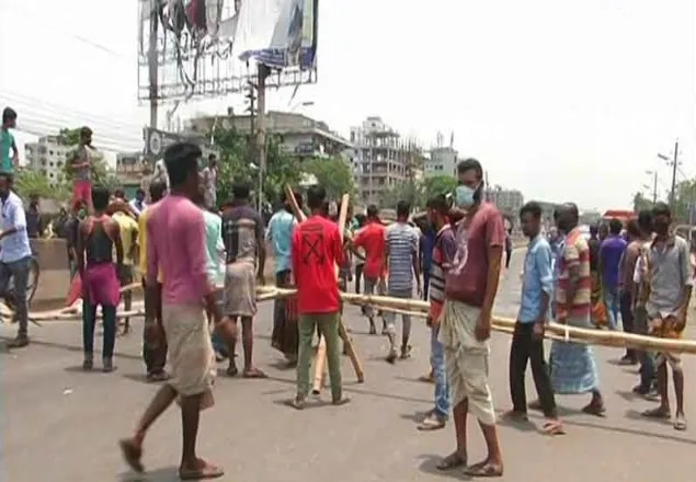 গাবতলীতে আর্থিক সহযোগিতার দাবিতে পরিবহন শ্রমিকদের রাস্তা অবরোধ