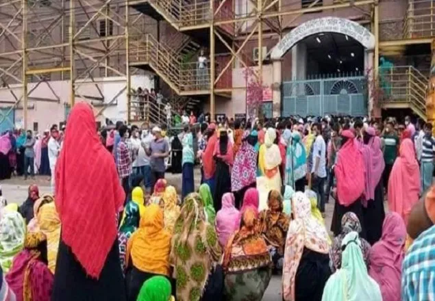 নারায়ণগঞ্জে বকেয়া বেতনের দাবিতে পোশাক শ্রমিকেদের বিক্ষোভ