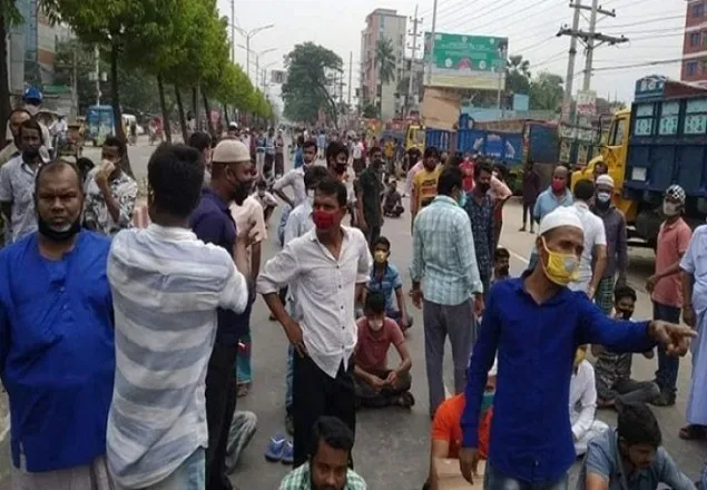 মিরপুরে সড়ক অবরোধ করে পরিবহন শ্রমিকদের বিক্ষোভ