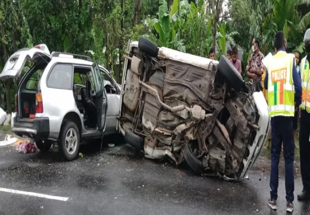 নাটোরে দুটি প্রাইভেটকারের সংঘর্ষে প্রাণ গেল ৫ মাসের শিশুর