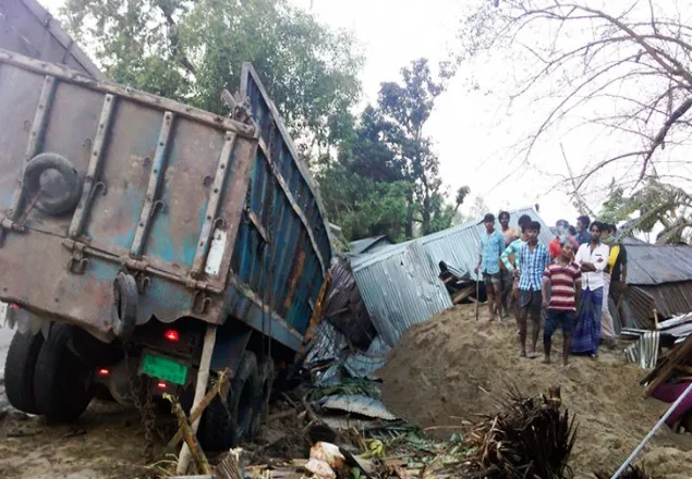 বগুড়ায় নিয়ন্ত্রণ হারিয়ে ট্রাক ঘরে, ঘুমন্ত মা-মেয়ে নিহত