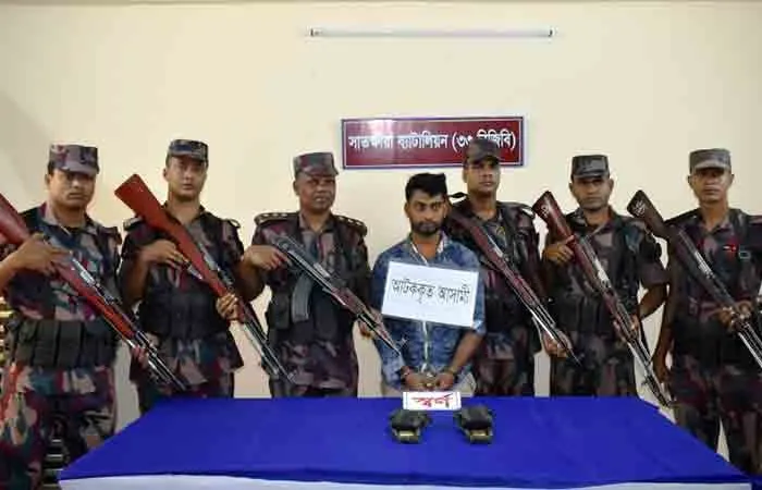 ভারতে পাচারকালে সীমান্তে ৯৯ পিস স্বর্ণের বারসহ চোরাকারবারী আটক