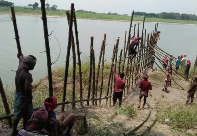 মাগুরায় নদী ভাঙ্গন রোধে স্বেচ্ছাশ্রমে বাঁধ নির্মাণ করছে যুবকরা
