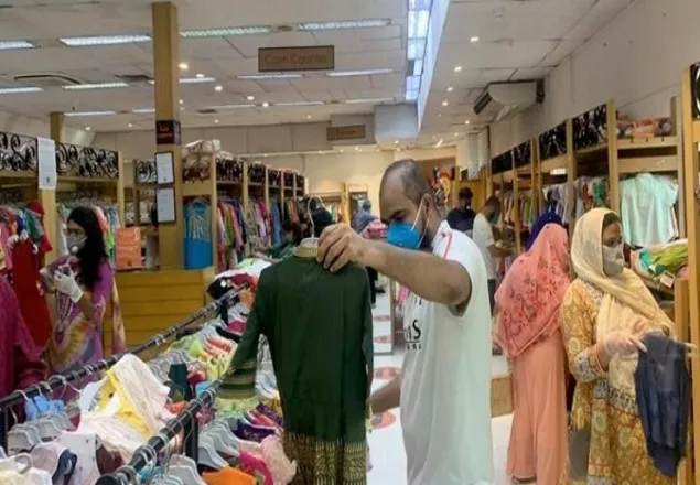 করোনা ঝুঁকিতেও খুলেছে বিভিন্ন দোকান ও শপিংমল, নেই ক্রেতাদের ভির