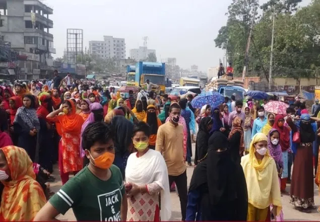 শতভাগ বেতনের দাবিতে মহাসড়ক অবরোধ করে পোশাক শ্রমিকদের বিক্ষোভ