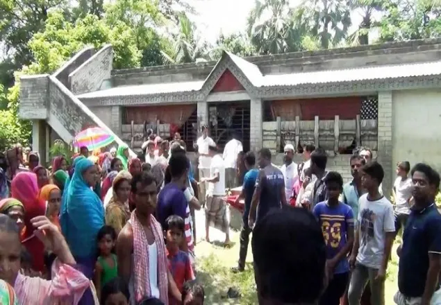  বিছানায় স্ত্রী-সন্তানের গলাকাটা, পাশেই স্বামীর ঝুলন্ত লাশ
