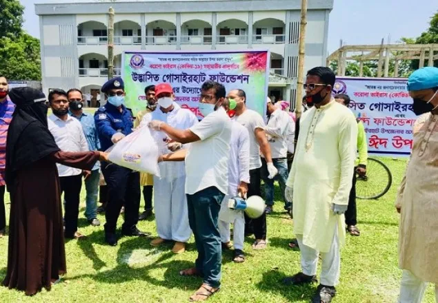  '' ১৩শ পরিবারের মাঝে ‘উদ্ভাসিত গোসাইরহাট ফাউন্ডেশন’র খাদ্য সামগ্রী বিতরণ ''