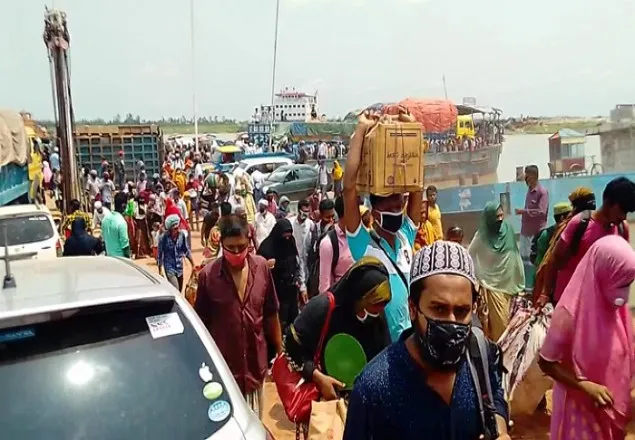 শিমুলিয়া নৌরুটে ফেরি বন্ধ, তবুও ঘাটে যাত্রীদের ভিড়