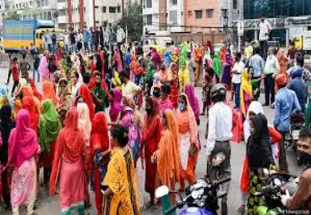 বেতন-বোনাসের দাবিতে রাজধানীর বিভিন্ন এলাকায় শ্রমিক বিক্ষোভ