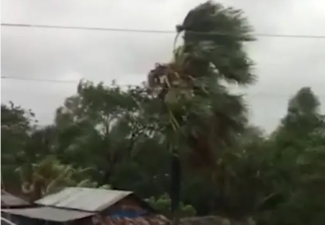 সাতক্ষীরায় আঘাত হেনেছে ঘূর্ণিঝড় ‘আম্ফান’ 