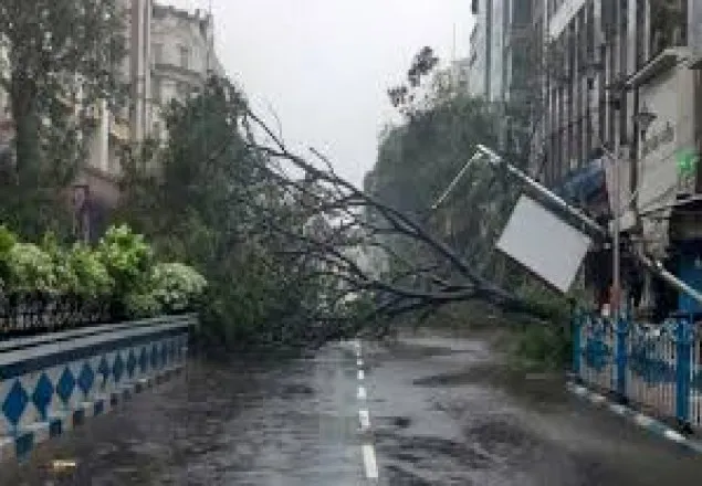 কলকাতায় আম্পানের তাণ্ডব, মৃত ২