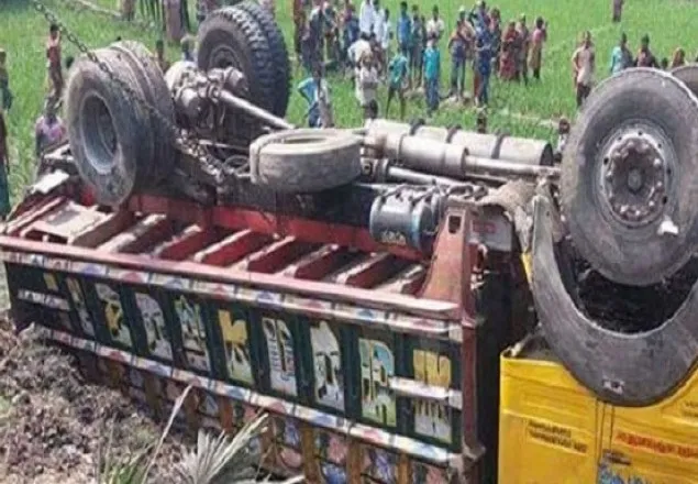 গাইবান্ধায় ট্রাক উল্টে ১৩ জন নিহত