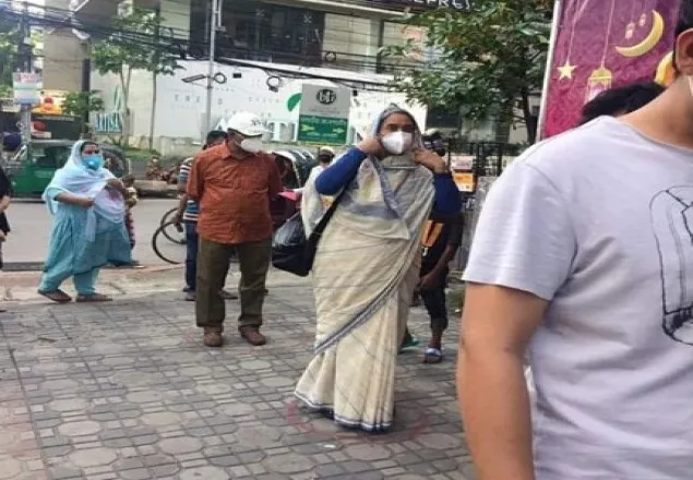 শারীরিক দূরত্ব বজায় রেখেই কেনাকাটা করলেন শিক্ষামন্ত্রী