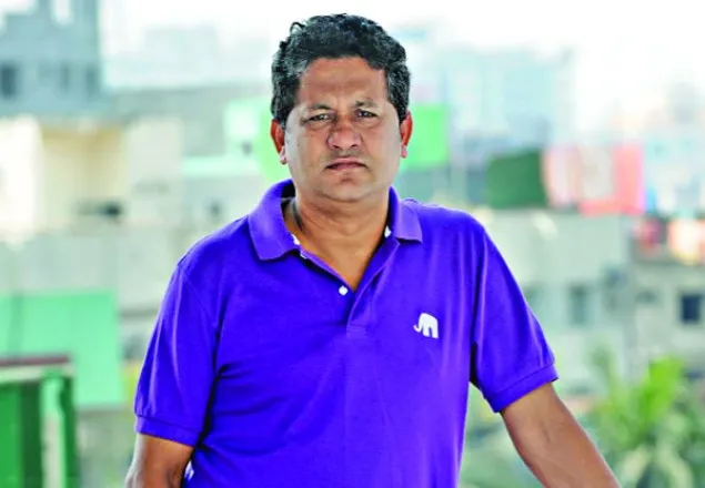 খেলোয়াড় ও কোচদের পাশে জাতীয় ফুটবলার মাসুদ রানা