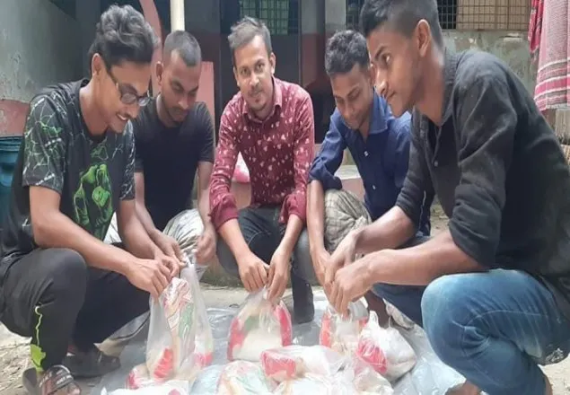 করোনায় ঘরবন্দি অসহায়দের ঈদ উপহার পৌছে দিলেন ছাত্রলীগকর্মী তুষার