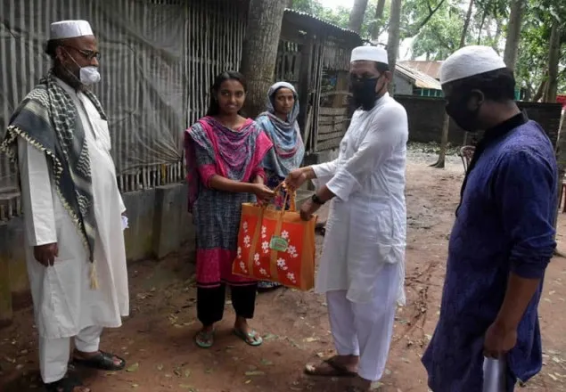 মাগুরায় দরিদ্র শিক্ষার্থীদের বাড়িতে ঈদ উপহার পৌঁছে দিলেন প্রধানশিক্ষক