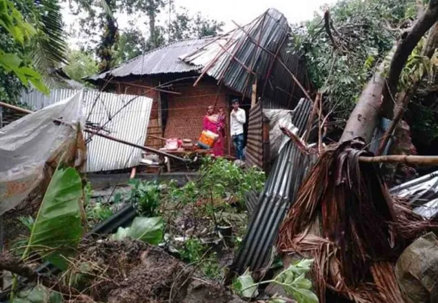 ঈদের সকালে ঝড়ে লণ্ডভণ্ড লালমনিরহাটের অর্ধশত ঘরবাড়ি