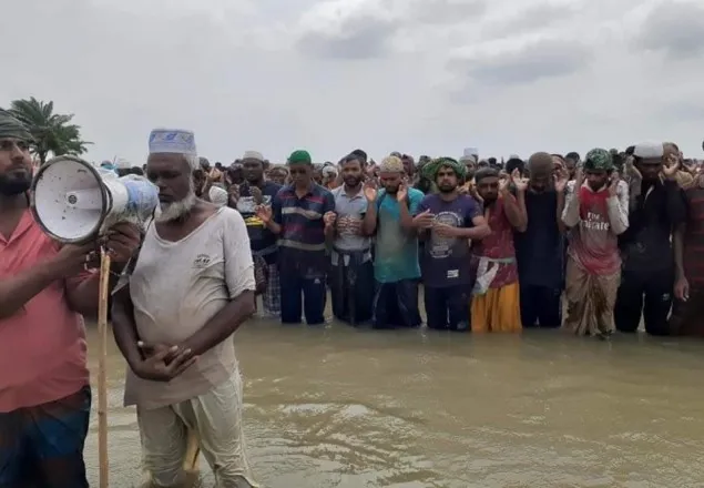  আম্ফানে লন্ডভন্ড সব, হাঁটু পানিতে ঈদের নামাজ আদায়