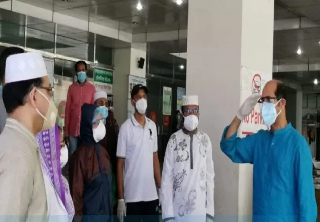  ঈদ শুভেচ্ছা বিনিময়ে স্বাস্থ্যকর্মীদের স্যালুট জানালেন মেয়র আতিক