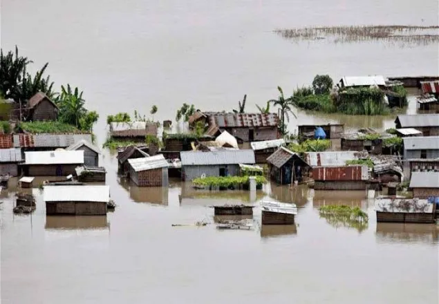 করোনা সংকটের মধ্যেই ভয়াবহ বন্যার কবলে আসাম 