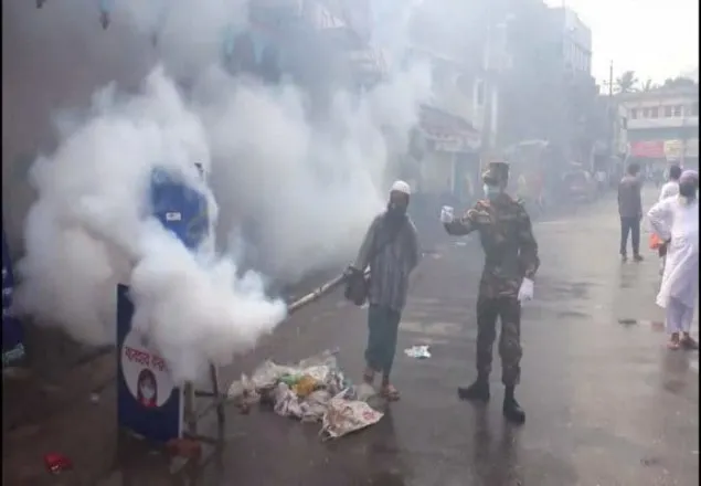 মাগুরায় শপিংমলে সেনাবাহিনী জীবাণুনাশক স্প্রে কর্মসূচি