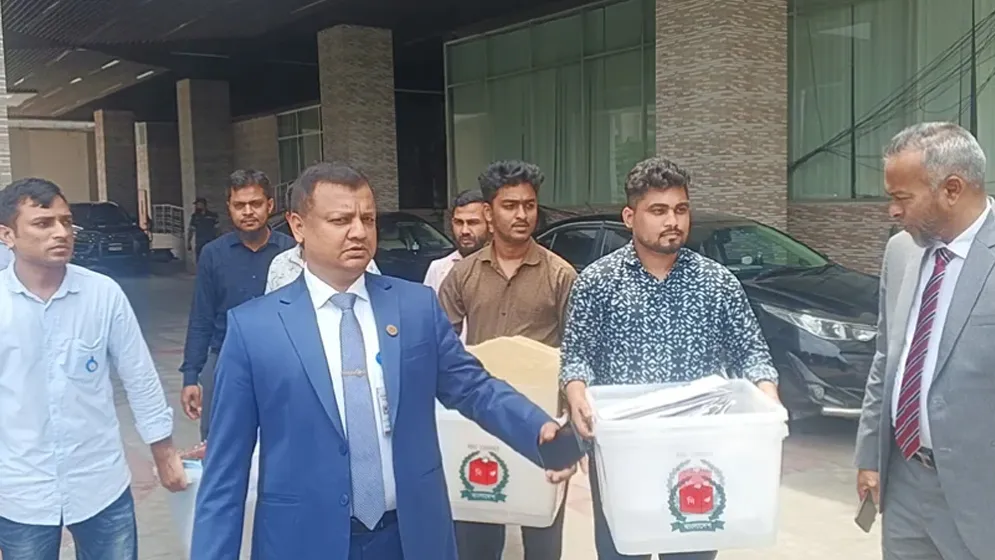 ব্যালট পেপারসহ ভোটের সামগ্রী নিয়ে সংসদের পথে ইসি
