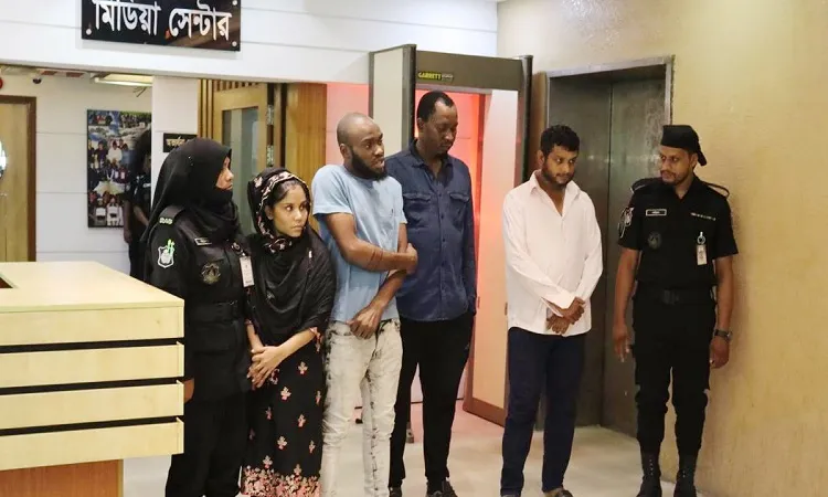 ট্যুরিস্ট ভিসায় বাংলাদেশে এসে ‌‌প্রতারণা, গ্রেপ্তার ৪