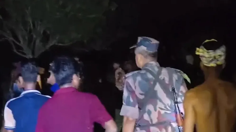 লাইট বন্ধে পুশইনের শঙ্কা, চাঁপাইনবাবগঞ্জ সীমান্তে উত্তেজনা