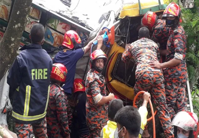 রাজবাড়ীতে ট্রাক-প্রাইভেটকারের সংঘর্ষে ৩ আরোহী নিহত
