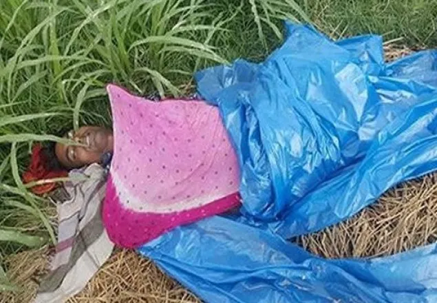 মহাসড়কের পাশে পলিথিনে মোড়ানো অজ্ঞাত ব্যক্তির লাশ