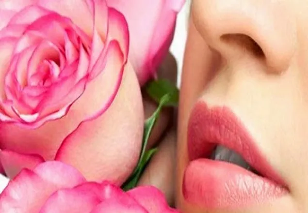 প্রাকৃতিক গোলাপি ঠোঁটের জন্য ঘরোয়া উপায়