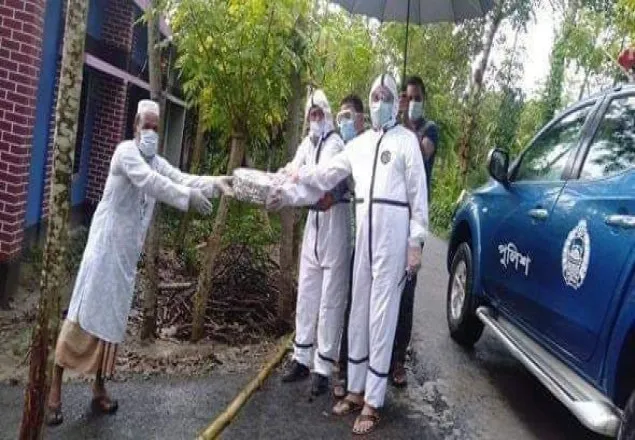  মাগুরায় আইসোলেশনে থাকা রোগীদের খাদ্য সামগ্রী পৌঁছে দিলো পুলিশ