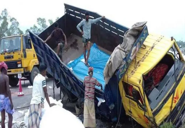 সিরাজগঞ্জে দুই ট্রাকের সংঘর্ষে নিহত ৩