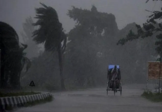 দেশের অর্ধেক অঞ্চলে ঝড়-বৃষ্টির পূর্বাভাস