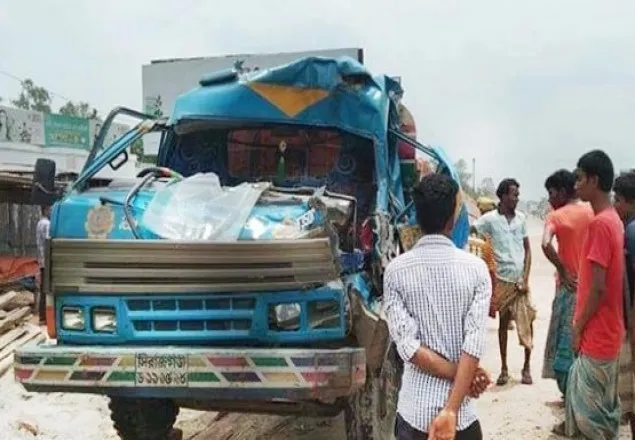 সিরাজগঞ্জে দু’ট্রাকের ধাক্কায় ২ জন নিহত